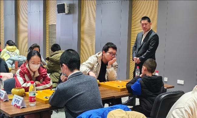 常昊觀(guān)戰(zhàn)年輕棋手們比賽。人民網(wǎng)記者 李乃妍攝
