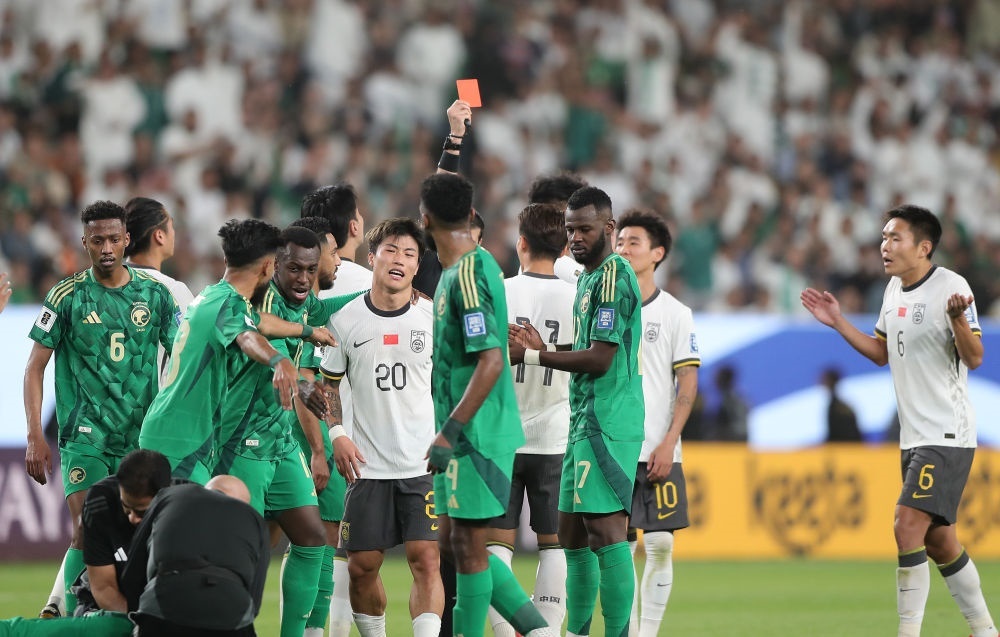 3月20日，主裁判向中國隊球員林良銘出示紅牌。新華社記者 王東震 攝