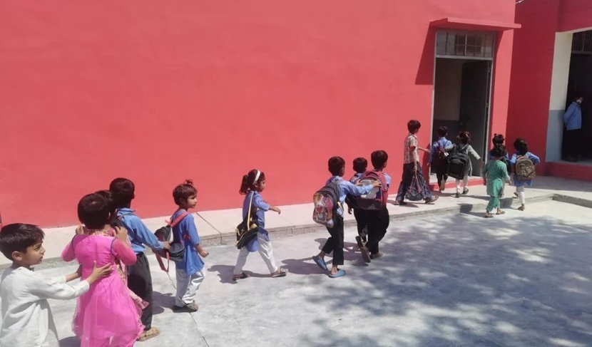 同學(xué)們走進(jìn)修繕一新的校園。中國(guó)電建集團(tuán)湖北工程有限公司供圖