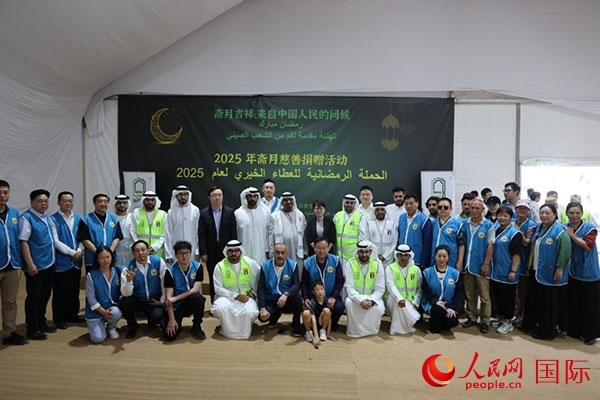 活動(dòng)現(xiàn)場(chǎng)，中阿雙方合影留念。人民網(wǎng)記者 張志文攝