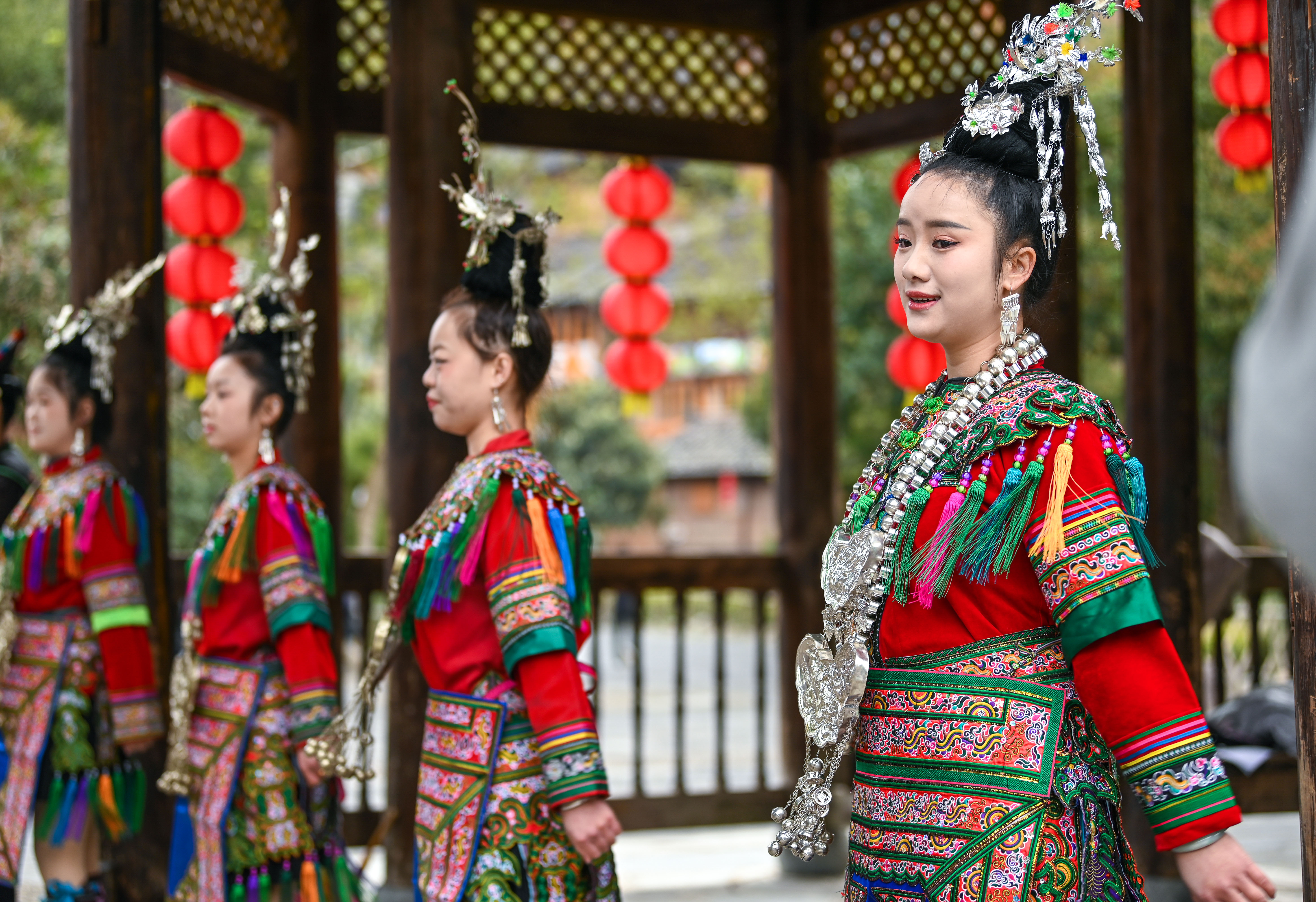  2025年3月18日，侗族群眾在貴州省黎平縣肇興侗寨給游客演唱侗族大歌。