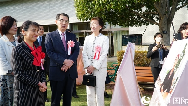 共同觀看女性成就圖片展。人民網(wǎng) 蔣曉辰攝