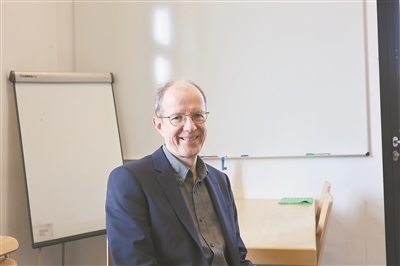 德國物理學(xué)會主席、雷根斯堡大學(xué)凝聚態(tài)物理學(xué)家克勞斯·里希特教授。駐德國記者 李山攝
