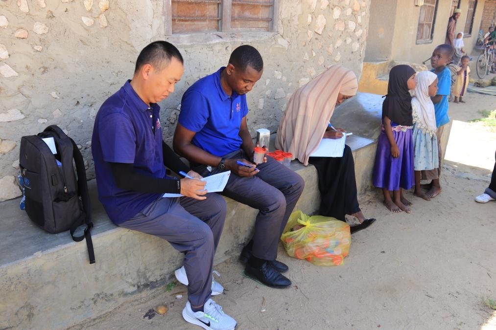 專家組指導非方疾控人員開展疾病篩查工作。專家組供圖