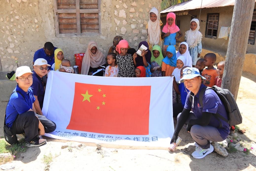 專家組與當?shù)卮迕窈嫌?。專家組供圖