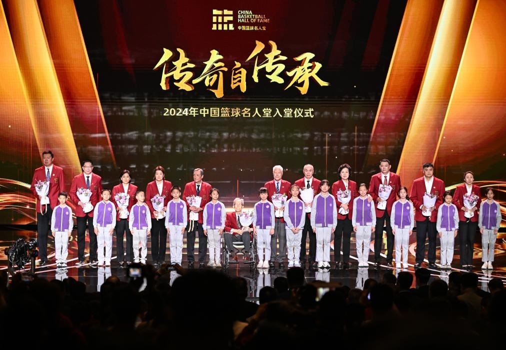 3月23日，在場(chǎng)的各屆中國(guó)籃球名人堂入堂人物在入堂儀式上合影留念。新華社記者 陳鐘昊 攝