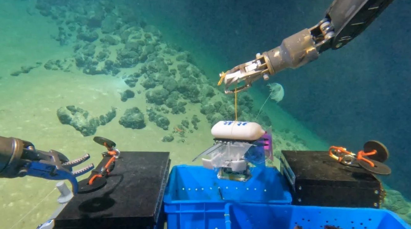 北航深海小型機器人在深海測試。校方供圖