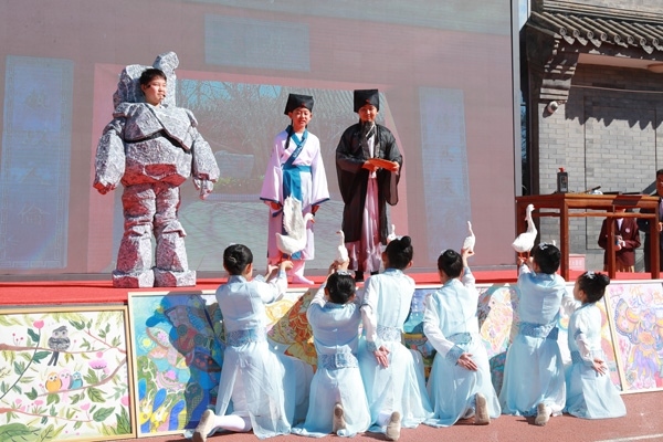 展覽開幕式上，府學(xué)學(xué)子上演情景劇《鵝池》。府學(xué)胡同小學(xué)供圖