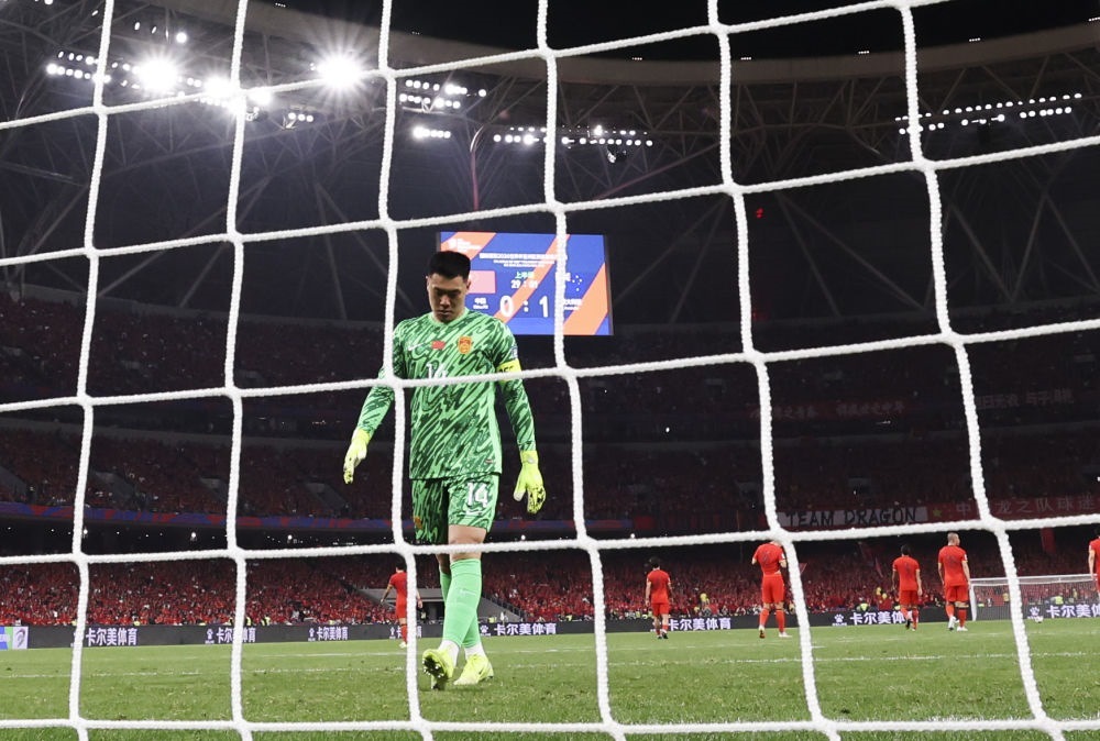 3月25日，中國隊守門員王大雷在球隊丟球后。新華社記者 曹燦 攝