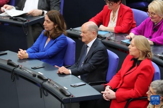 3月25日，在德國柏林，朔爾茨（中）出席新一屆德國聯邦議院首次全體會議。新華社記者 杜哲宇 攝