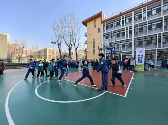 北京師范大學(xué)實驗小學(xué)開展跳繩比賽。