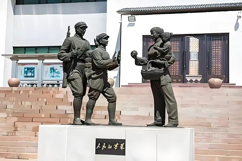 錦州蘋果廉政文化展覽館前的《人民的蘋果》主題雕塑。（由遼沈戰(zhàn)役紀念館供圖）