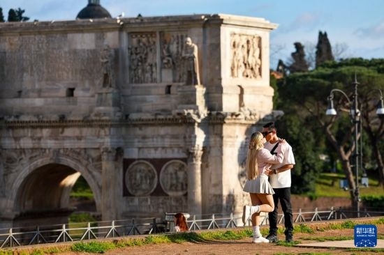 3月25日，在意大利羅馬，情侶在君士坦丁凱旋門前留影。新華社記者 李京 攝