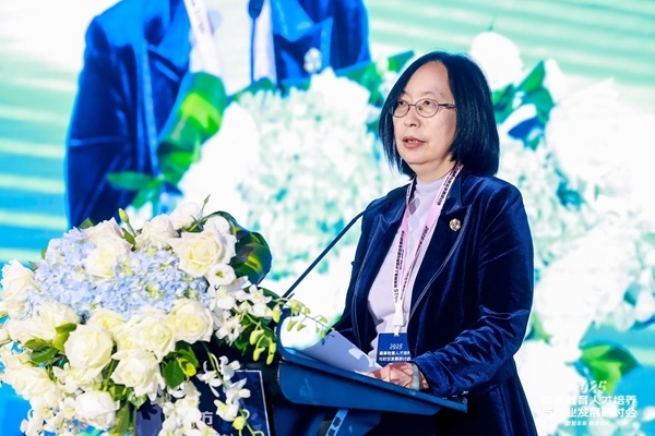 中國高等教育學(xué)會學(xué)術(shù)咨詢發(fā)展委員會委員、中國高等教育學(xué)會原副秘書長、《中國高教研究》主編王小梅。