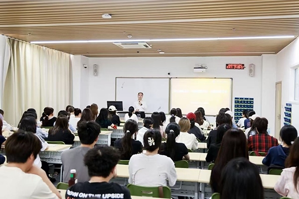 深圳職業(yè)技術(shù)大學(xué)黨委副書記、校長許建領(lǐng)為學(xué)生授課。學(xué)校供圖