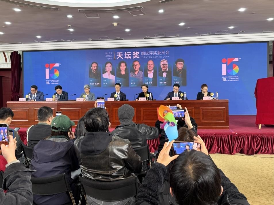 發(fā)布會(huì)現(xiàn)場(chǎng)公布本屆天壇獎(jiǎng)國(guó)際評(píng)委會(huì)陣容。人民網(wǎng)記者 劉微攝