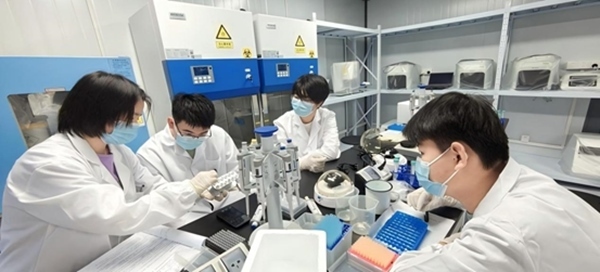 “個(gè)體基因解密實(shí)驗(yàn)”預(yù)實(shí)驗(yàn)課堂。東華大學(xué)供圖