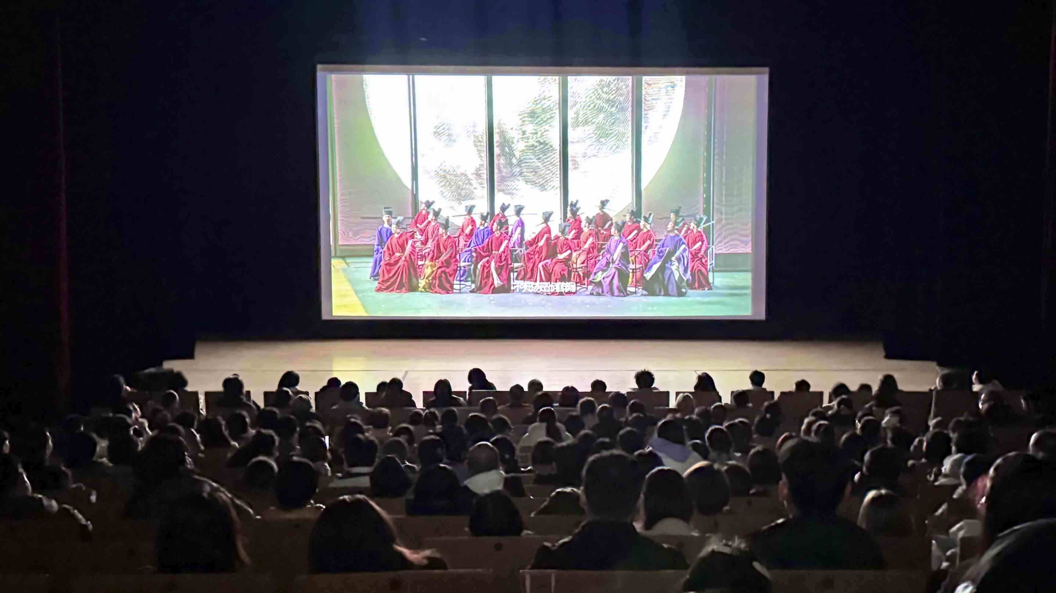 觀眾在哈爾濱大劇院欣賞《蘇堤春曉》。國(guó)話供圖