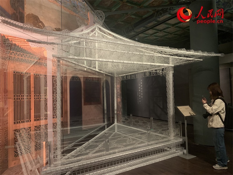 游客在故宮博物院參觀展覽。人民網(wǎng)記者 韋衍行攝