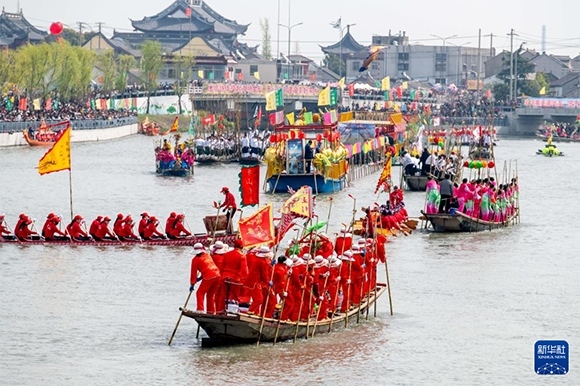 ?4月4日，選手在參加茅山會(huì)船盛會(huì) 。?新華社發(fā)（楊玉崗 攝）