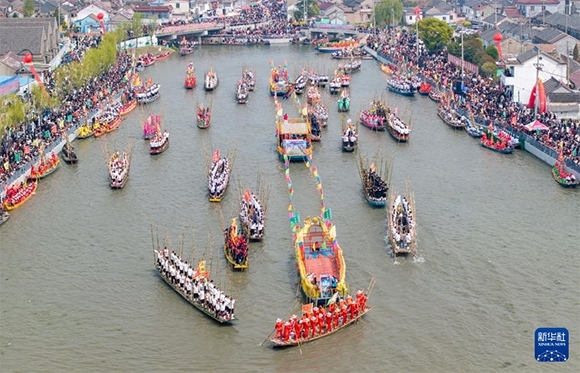 ?4月4日，選手在參加茅山會(huì)船盛會(huì)（ 無(wú)人機(jī)照片）。?新華社發(fā)（顧繼紅 攝）