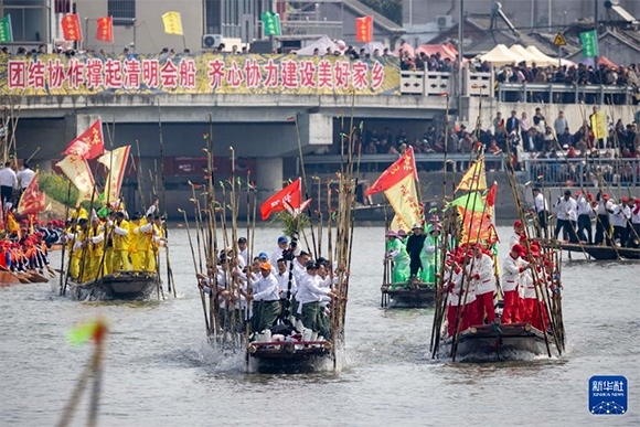 ?4月4日，選手在參加茅山會(huì)船盛會(huì)。新華社發(fā)（湯德宏 攝）