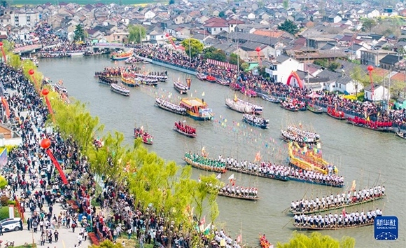 4月4日，選手在參加茅山會(huì)船盛會(huì)（無(wú)人機(jī)照片）。?新華社發(fā)（周社根 攝）