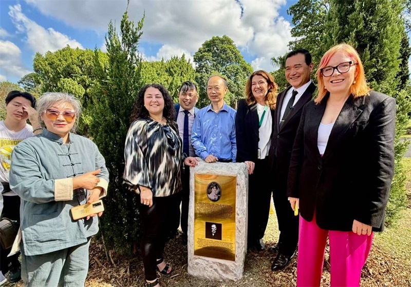 3.紀(jì)念碑揭幕。