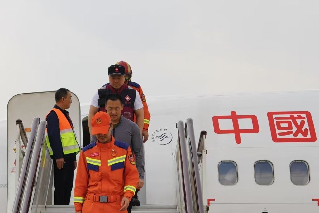 4月6日，在云南省昆明長水機場，中國云南救援醫(yī)療隊抵達昆明。新華社記者 高詠薇 攝