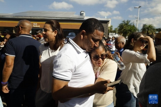  4月8日，人們聚集在多米尼加首都圣多明各的夜總會屋頂坍塌事故現(xiàn)場附近。新華社發(fā)