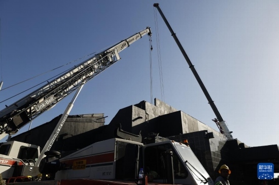  4月8日，救援人員在多米尼加首都圣多明各的夜總會屋頂坍塌事故現(xiàn)場工作。新華社發(fā)