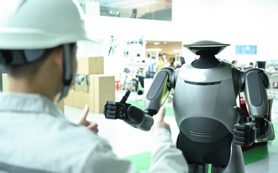 在廣汽研究院，人形機(jī)器人團(tuán)隊(duì)的周仁義在演示GoMate機(jī)器人互動(dòng)功能（新華社記者 鄧華 攝）