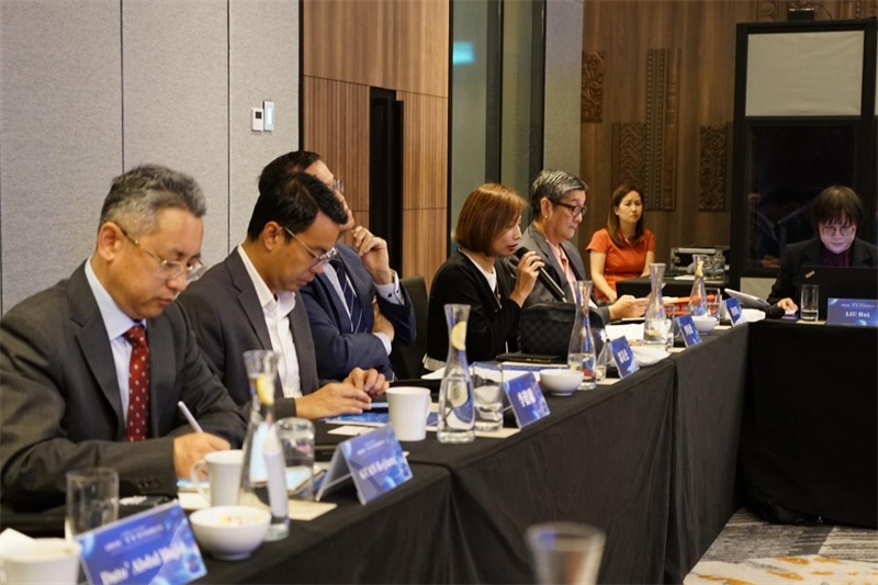 《南洋商報》總編輯羅依薇（左四）進行致辭。林俊揚攝