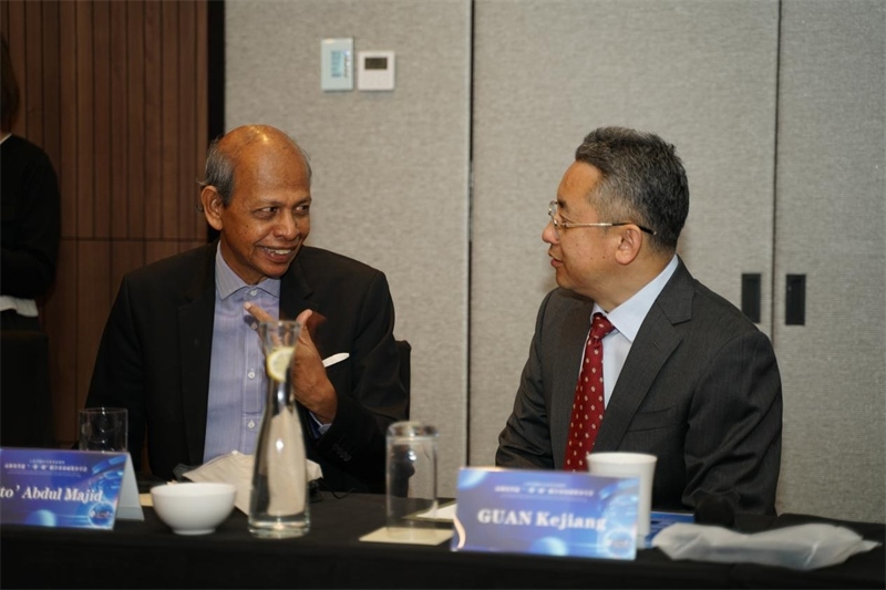 分享會現(xiàn)場，中方記者同與會代表進行友好交流。林俊揚攝