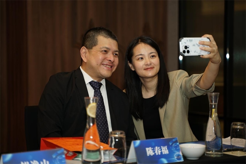 分享會上，中方記者同與會代表合影留念。林俊揚攝