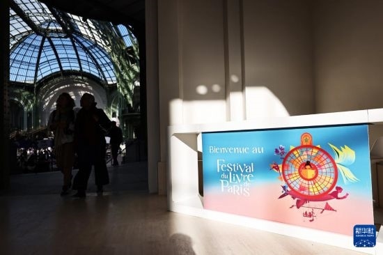 4月11日，人們在法國巴黎大皇宮參加2025巴黎書展。新華社記者 高靜 攝