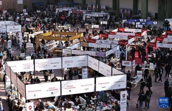 4月11日，人們在法國巴黎大皇宮參加2025巴黎書展。新華社記者 高靜 攝