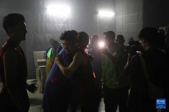 4月10日，在塞內(nèi)加爾首都達(dá)喀爾的國家大劇院，中央音樂學(xué)院進(jìn)擊打擊樂團(tuán)成員與塞內(nèi)加爾杜杜·恩迪亞耶·羅斯打擊樂團(tuán)成員在演出后臺(tái)擁抱。新華社記者 司源 攝