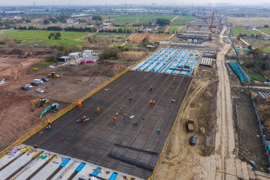 3月7日，在524國道秀洲王江涇至新塍公路工程TJ02標(biāo)段，作業(yè)人員正在進(jìn)行60米鋼混組合梁現(xiàn)澆橋面板鋼筋焊接及綁扎作業(yè)（無人機(jī)照片）。新華社記者 徐昱 攝