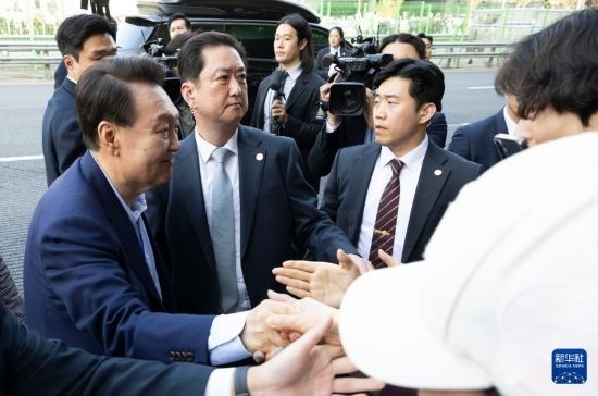 4月11日，韓國(guó)前總統(tǒng)尹錫悅（左一）在離開(kāi)首爾漢南洞官邸時(shí)與支持者握手。新華社發(fā)（全休相攝）