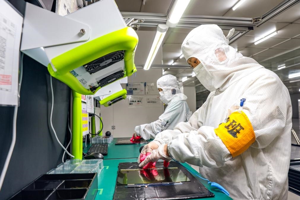 3月27日，在位于寧夏賀蘭工業(yè)園區(qū)的湯姆森電氣有限公司生產(chǎn)車間內(nèi)，工作人員制作硅膠絕緣護(hù)套。新華社記者 楊植森 攝