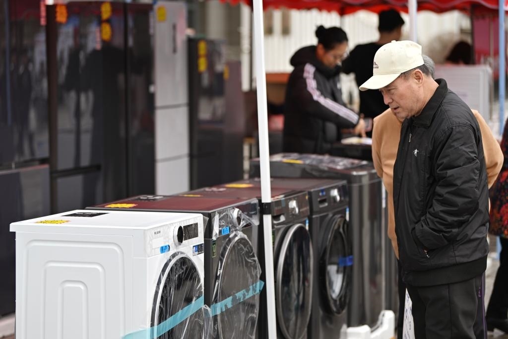 3月28日，天津市北辰區(qū)舉行2025年消費(fèi)品以舊換新惠民服務(wù)活動(dòng)，吸引眾多市民前來選購。新華社記者 李然 攝