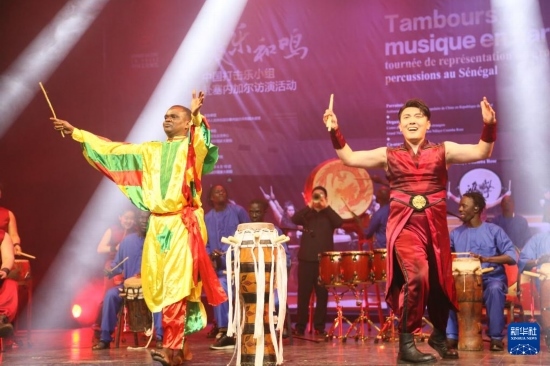 4月10日，在塞內(nèi)加爾首都達(dá)喀爾的國家大劇院，中央音樂學(xué)院進(jìn)擊打擊樂團(tuán)與塞內(nèi)加爾杜杜·恩迪亞耶·羅斯打擊樂團(tuán)同臺(tái)演出。新華社記者 司源 攝