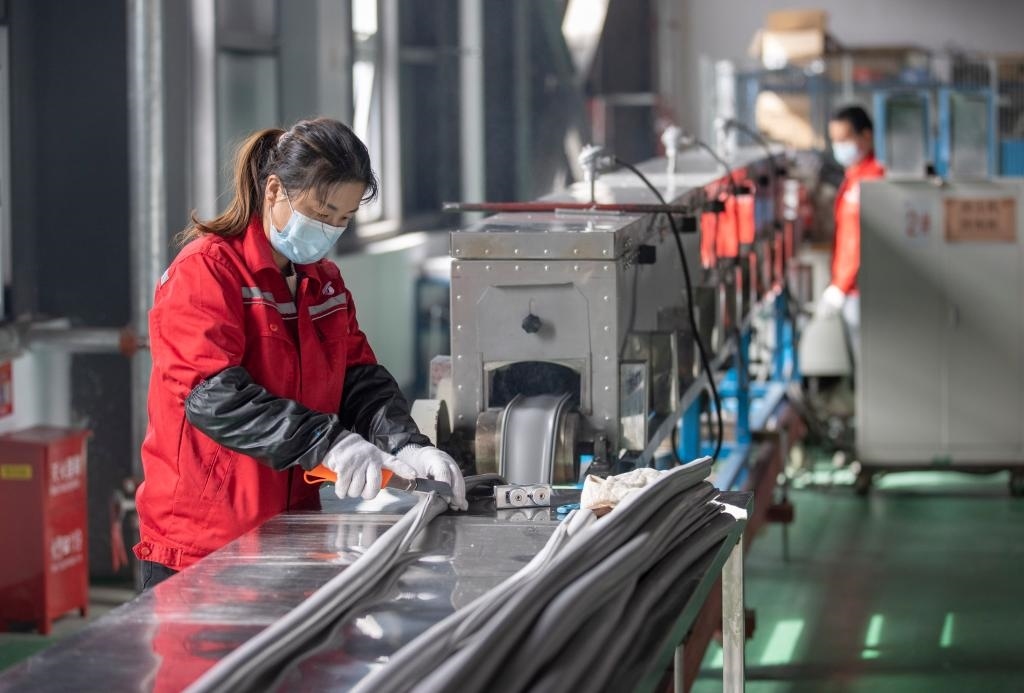 3月27日，在位于寧夏賀蘭工業(yè)園區(qū)的湯姆森電氣有限公司生產(chǎn)車間內(nèi)，工作人員制作硅膠絕緣護(hù)套。新華社記者 楊植森 攝