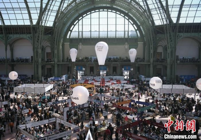 當(dāng)?shù)貢r(shí)間4月11日，2025年巴黎圖書節(jié)在巴黎大皇宮揭幕。圖為巴黎大皇宮的圖書節(jié)現(xiàn)場。中新社記者 李洋 攝