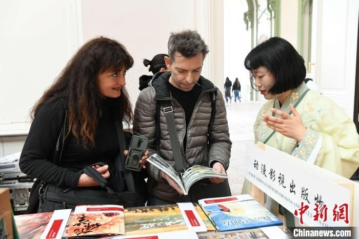當(dāng)?shù)貢r(shí)間4月11日，2025年巴黎圖書節(jié)在巴黎大皇宮揭幕。中國出版代表團(tuán)攜千余種中國精品圖書亮相展會。 中新社記者 李洋 攝