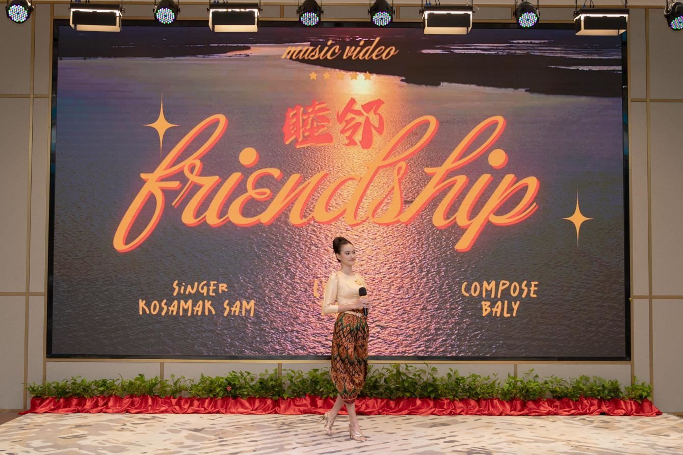 柬埔寨歌手珂撒瑪演唱紀(jì)錄片《睦鄰·柬埔寨》主題曲。柬埔寨數(shù)字電視有限公司供圖