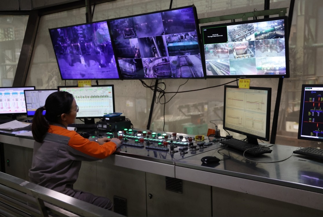 工作人員在馬中關(guān)丹產(chǎn)業(yè)園內(nèi)的聯(lián)合鋼鐵生產(chǎn)車間內(nèi)工作。（人民日報記者楊一 攝）