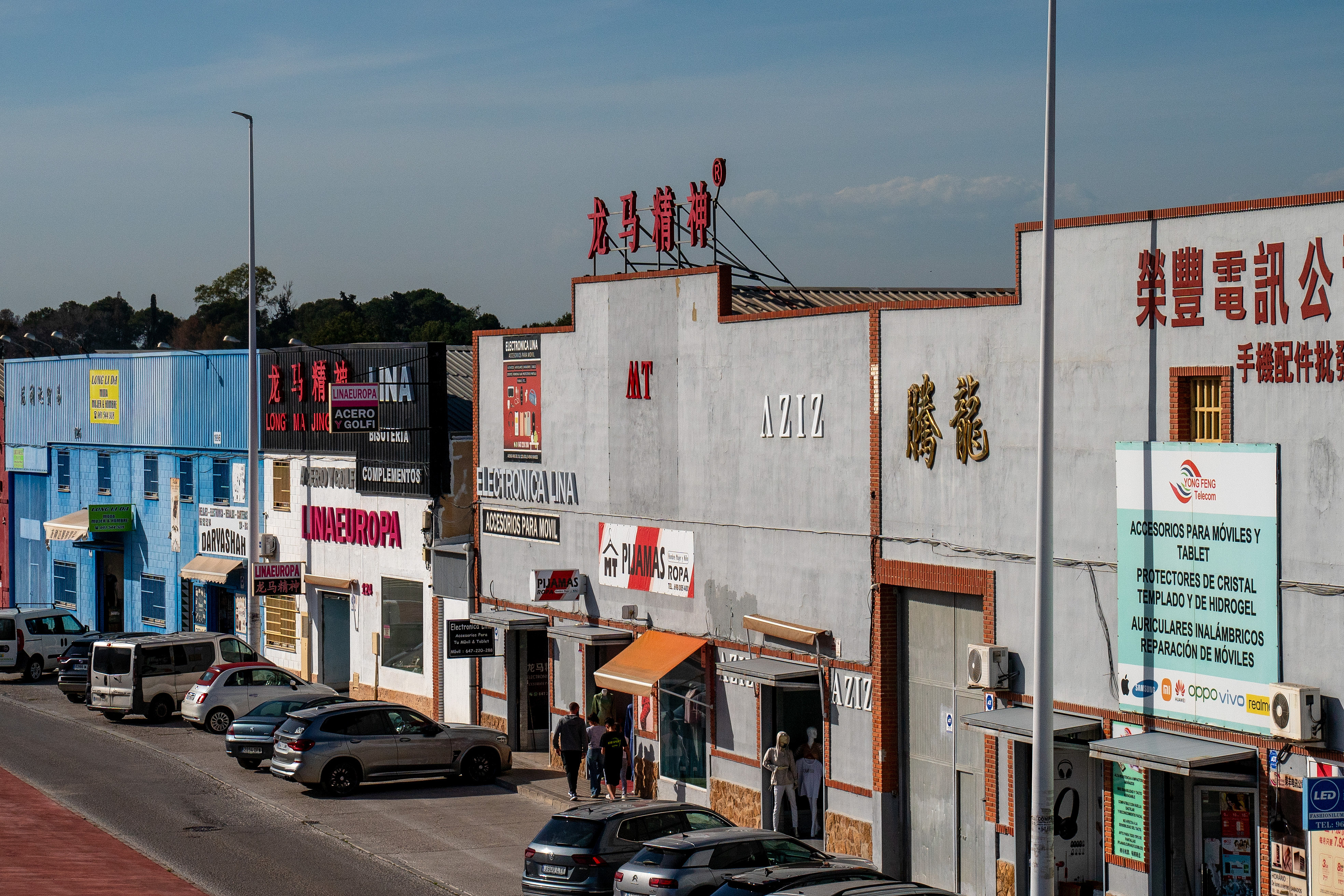 當(dāng)?shù)貢r(shí)間2025年4月10日，西班牙瓦倫西亞國(guó)際機(jī)場(chǎng)附近的中資批發(fā)零售商店。