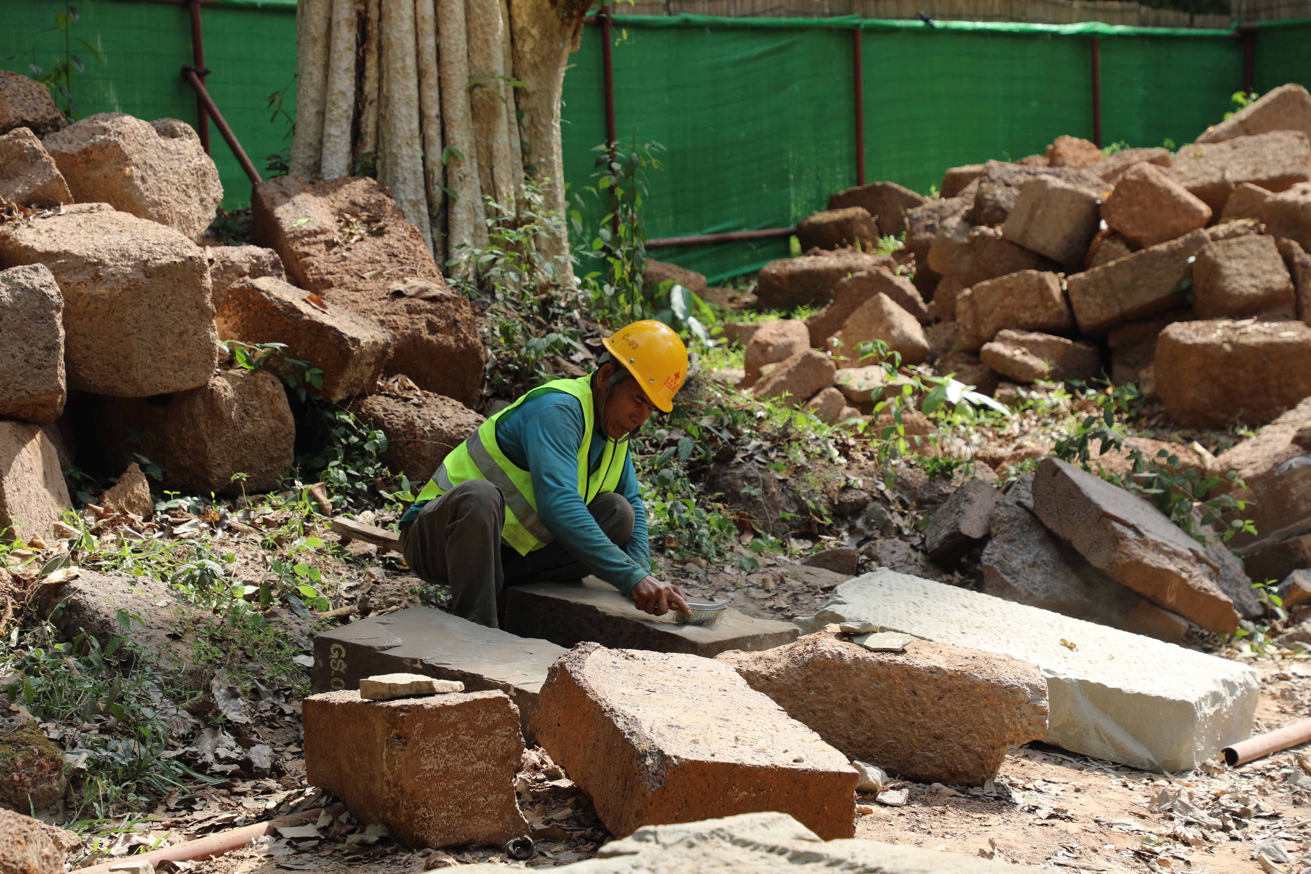 一名柬埔寨工人正在王宮遺址修復現(xiàn)場工作。（人民日報記者曹師韻 攝）